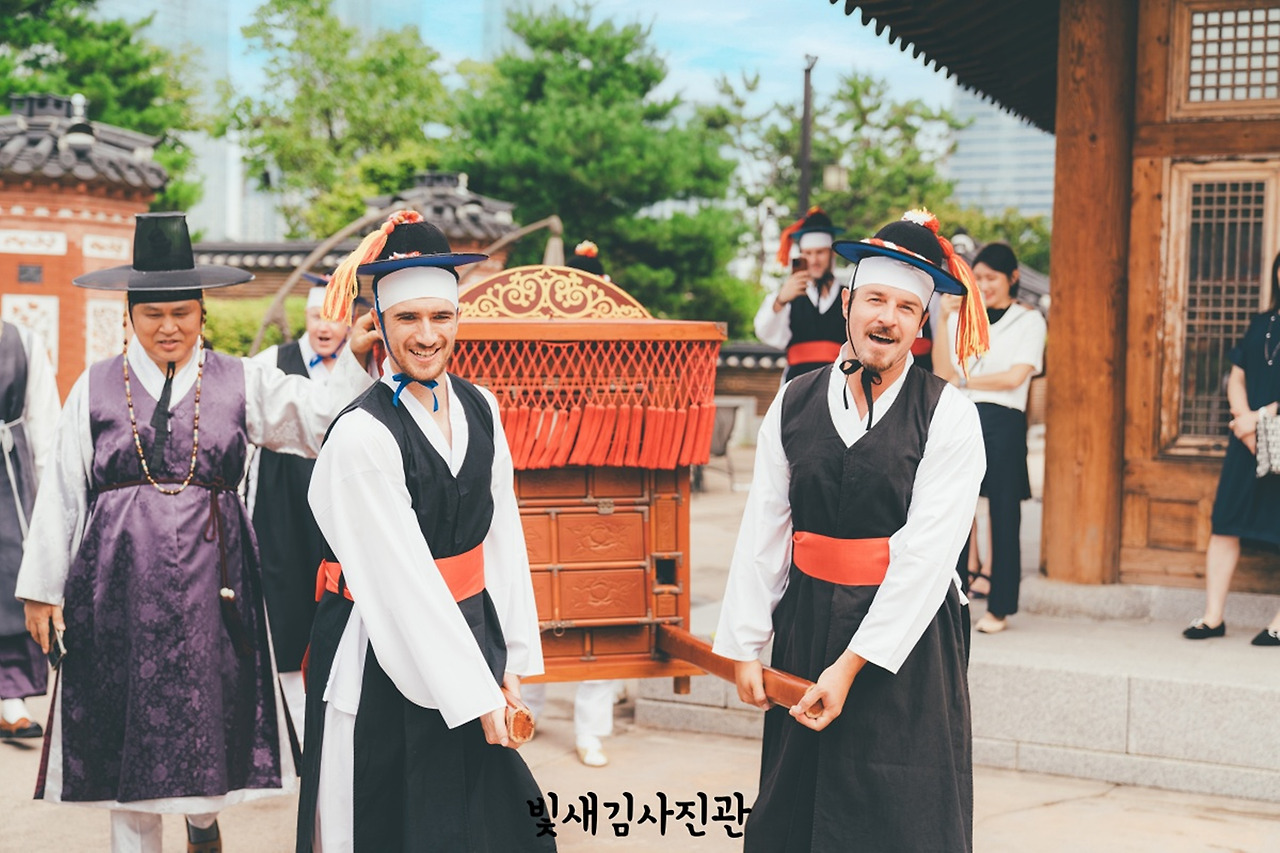 한국 전통혼례의 아름다움 : 사진작가의 렌즈를 통해 본 전통의 숨결 - 빛새김사진관 한옥전통결혼식스냅, 한옥웨딩촬영 야외결혼식 본식스냅