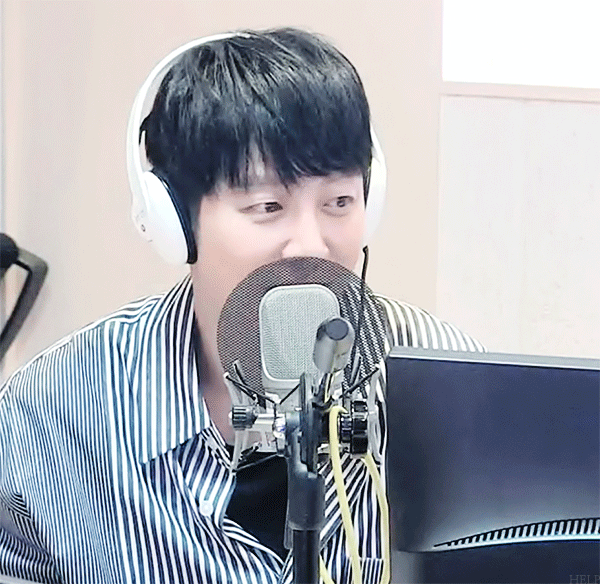 더쿠 - 커피차 간식차 배너 현수막 스티커 꽃풍선 영상 보면서 행복하지만 쑥스럽게 웃을 동농은 얼마나 또 귀여울까
