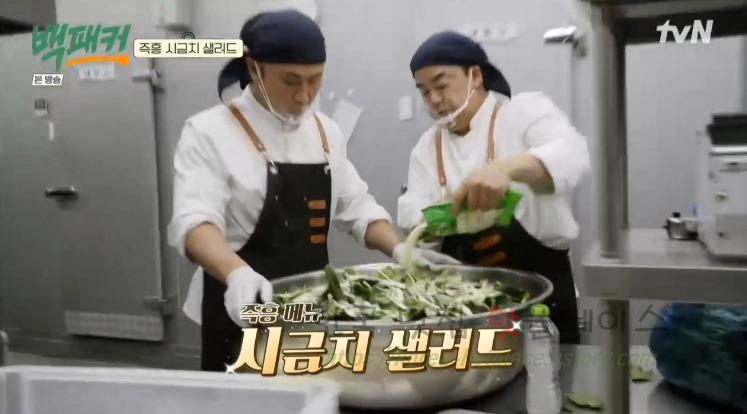 백패커 즉흥 시금치 샐러드 만들기 - 백종원 레시피 3 ywAAAAAAQABAAACAUwAOw==