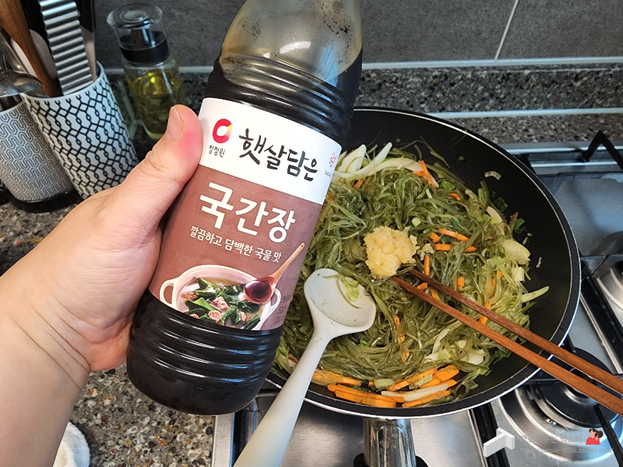 밑반찬 미역줄기 볶음 식감은 살리면서 간단하게 만드는 황금레시피 17 ywAAAAAAQABAAACAUwAOw==
