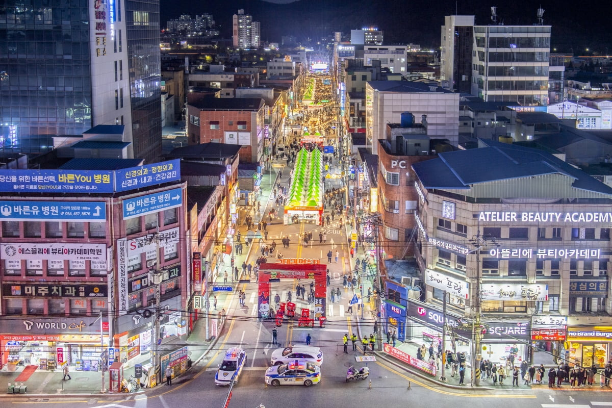 부산 기장 오시리아관광단지에서 열리는 세계라면축제 현장 전경과 관람객들