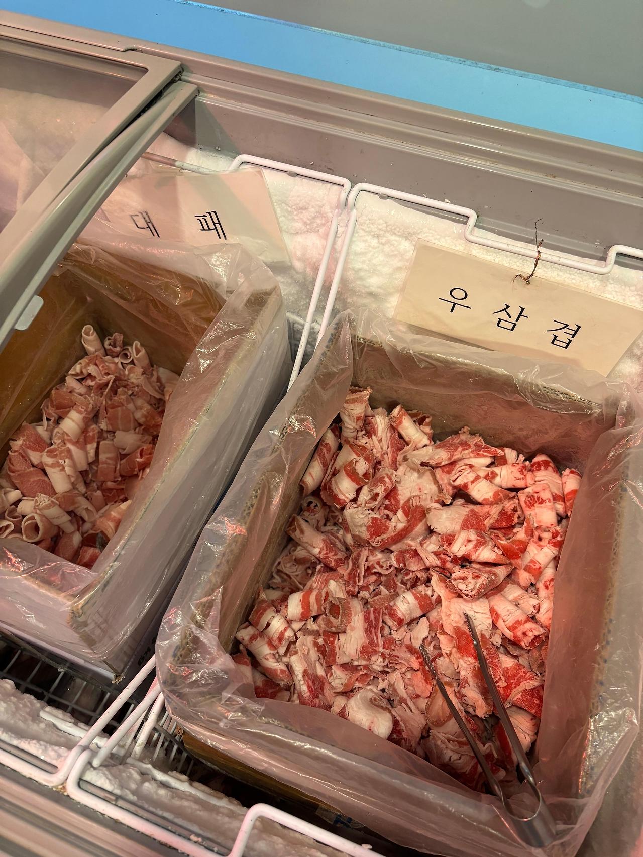 대패삼겹살과 우삼겹이 냉동고에 가지런히 담겨 있는 모습