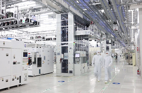 AI 반도체 수요 증가와 삼성전자의 고성능 HBM 투자 관련 이미지