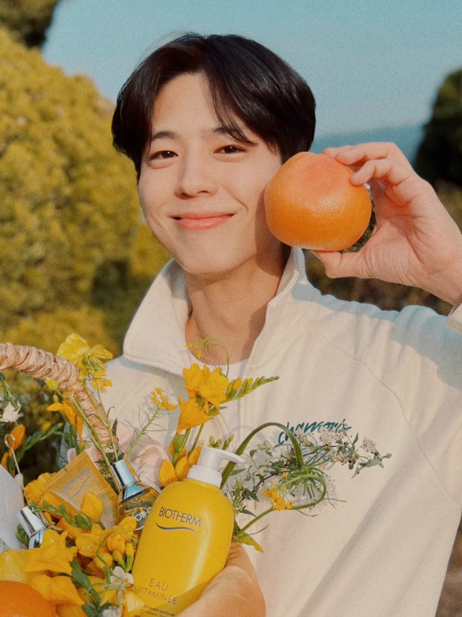 배우 박보검, 12주년 팬미팅 'Cantabile' 티켓 전매진 소식에 팬들 '폭발적 환호'
