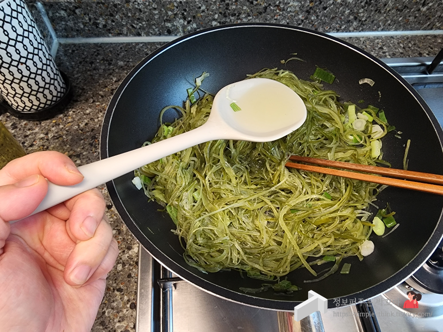밑반찬 미역줄기 볶음 식감은 살리면서 간단하게 만드는 황금레시피 15 ywAAAAAAQABAAACAUwAOw==
