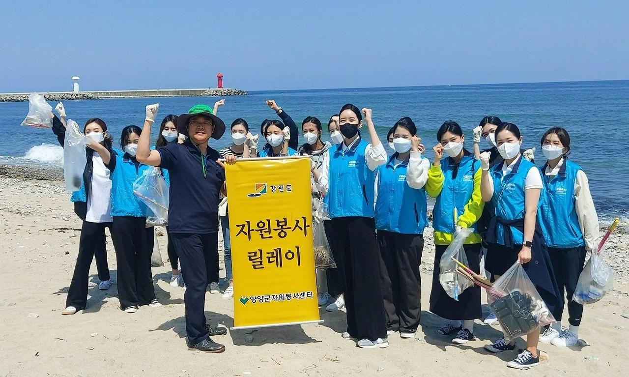 2022 양양군자원봉사릴레이활동 사진, 바닷가 환경정화를 하는 자원봉사자들