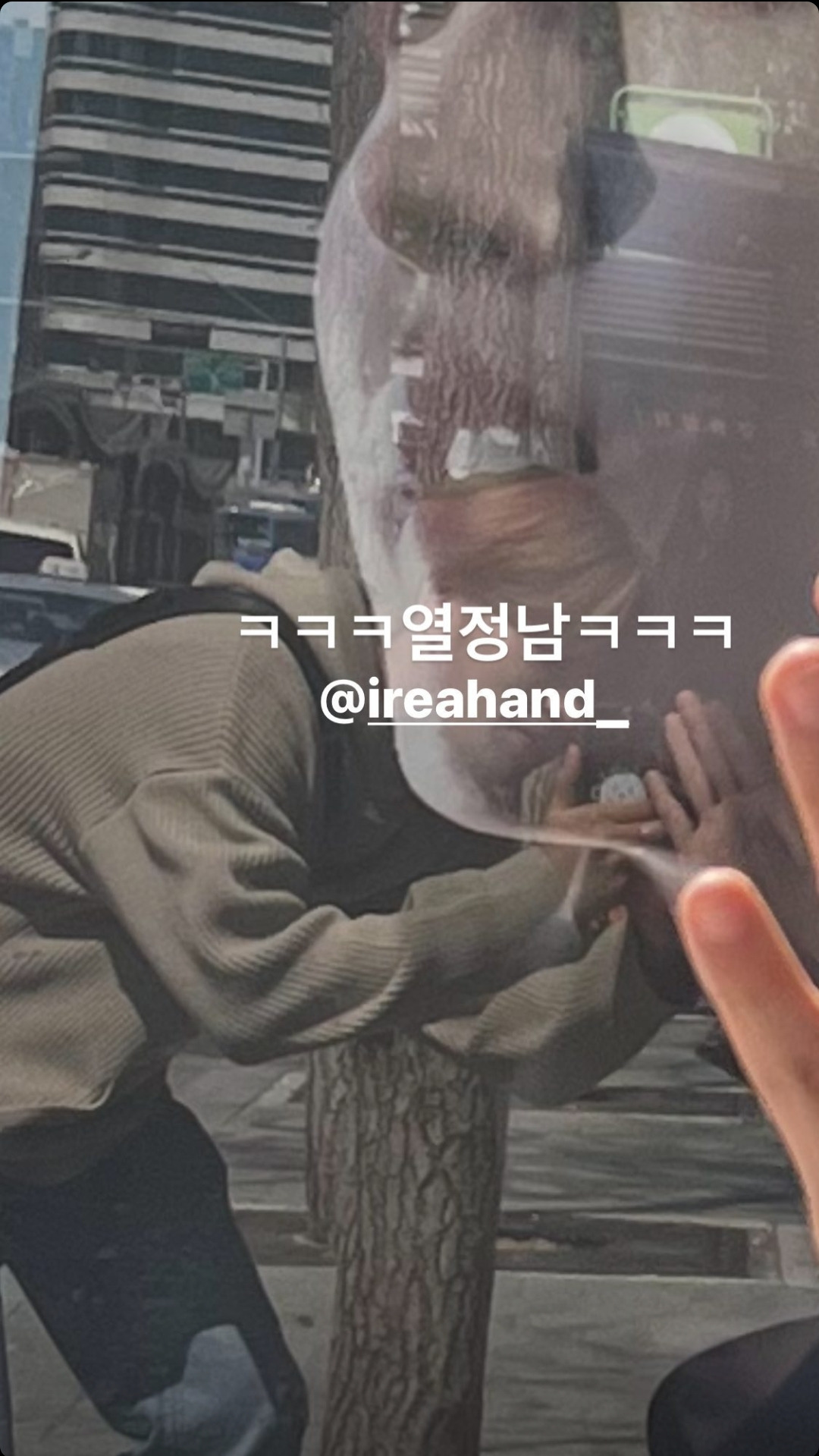 더쿠 - 피크타임 7시 광고 인증하러 간 희재랑 열심히 찍고 있는 이레ㅋㅋㅋㅋ