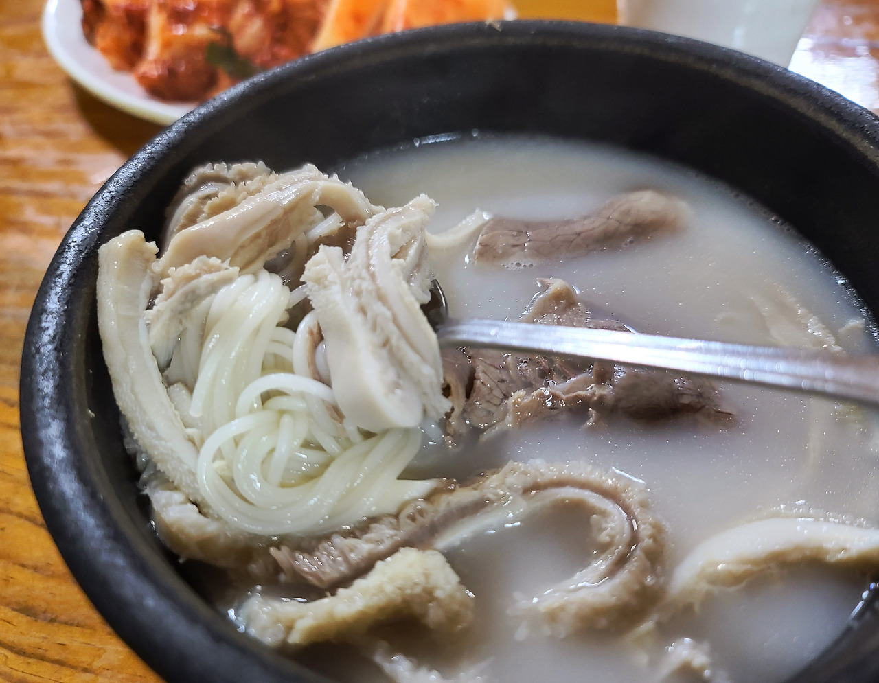 깊고 진한 국물의 설렁탕 맛집 '본가설렁탕'