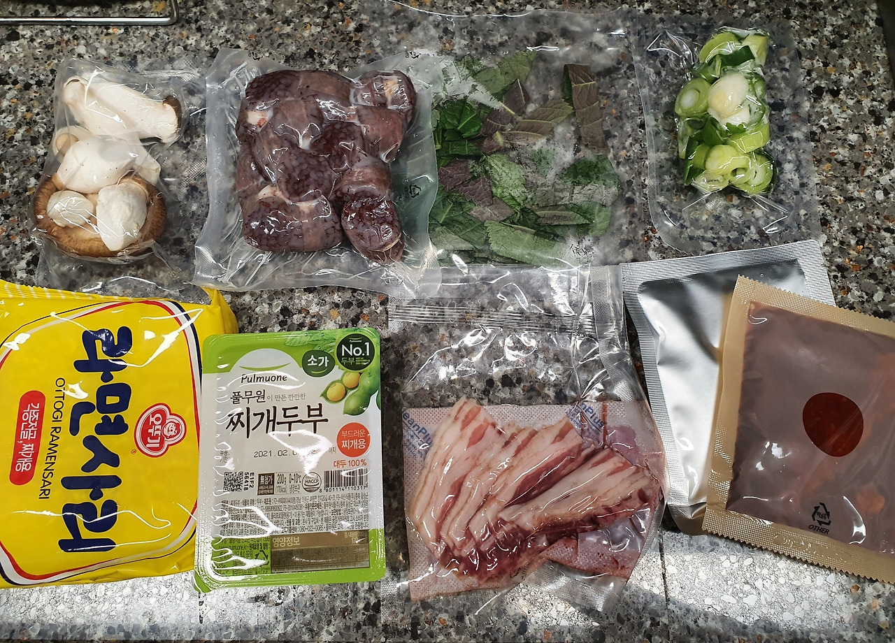 이마트 피코크 매콤 우삼겹 순대전골 밀키트 4 ywAAAAAAQABAAACAUwAOw==