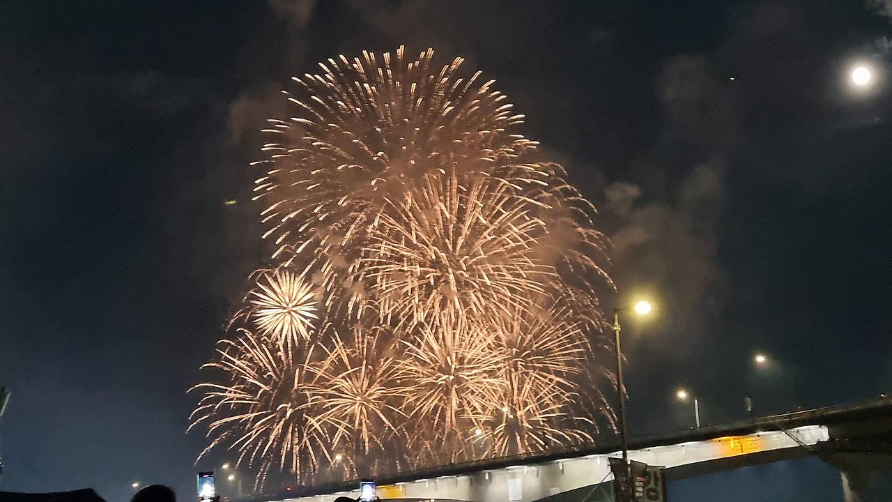 3년만의 여의도 불꽃축제 대박 (ft. 여의도 공원 핫스팟) 6 ywAAAAAAQABAAACAUwAOw==