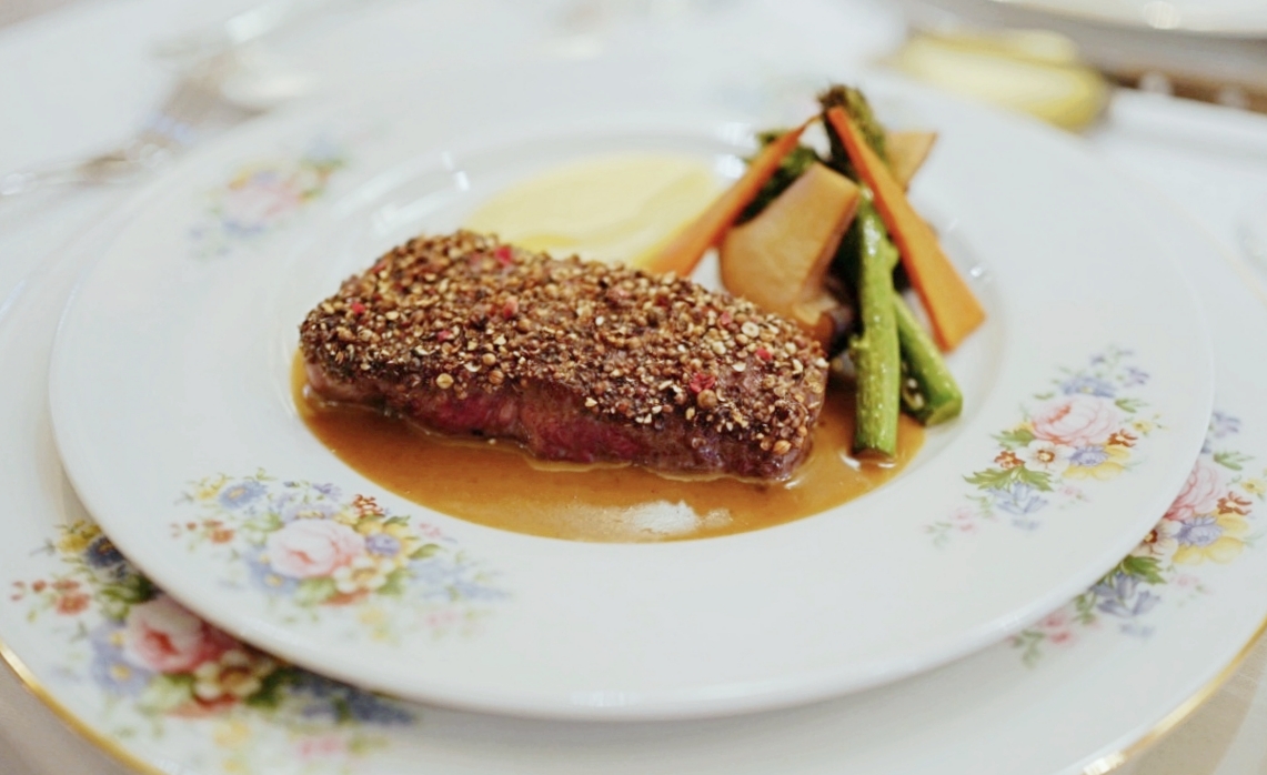 비스트로 드 욘트빌 스타일의 통후추 스테이크(Steak au Poirvre) ⓒBistrot de Yountville