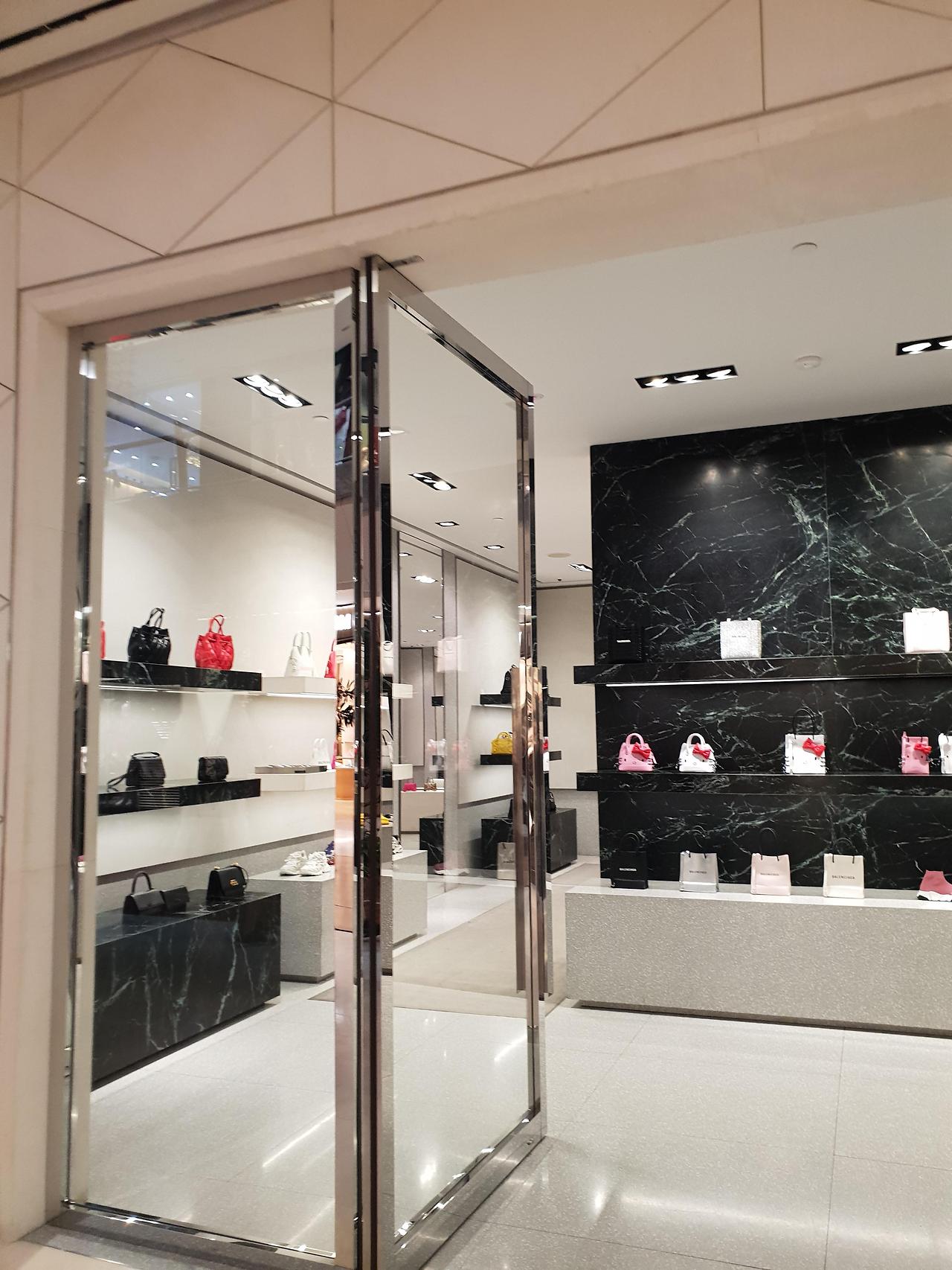 발렌시아가 BALENCIAGA 매장 방문 2020 신상 가방 및 신발(트리플s ...