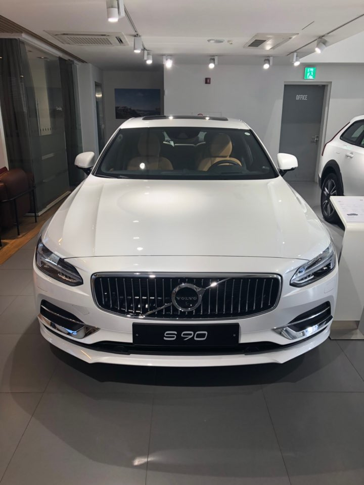 2020 볼보 S90 괜찮은 연비, 가격, 그리고 옵션!!!