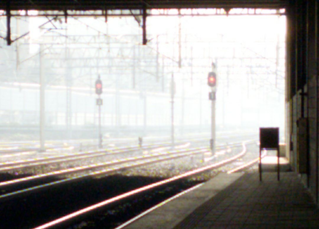 햇살이 드리우는 철로가 보이는 역내