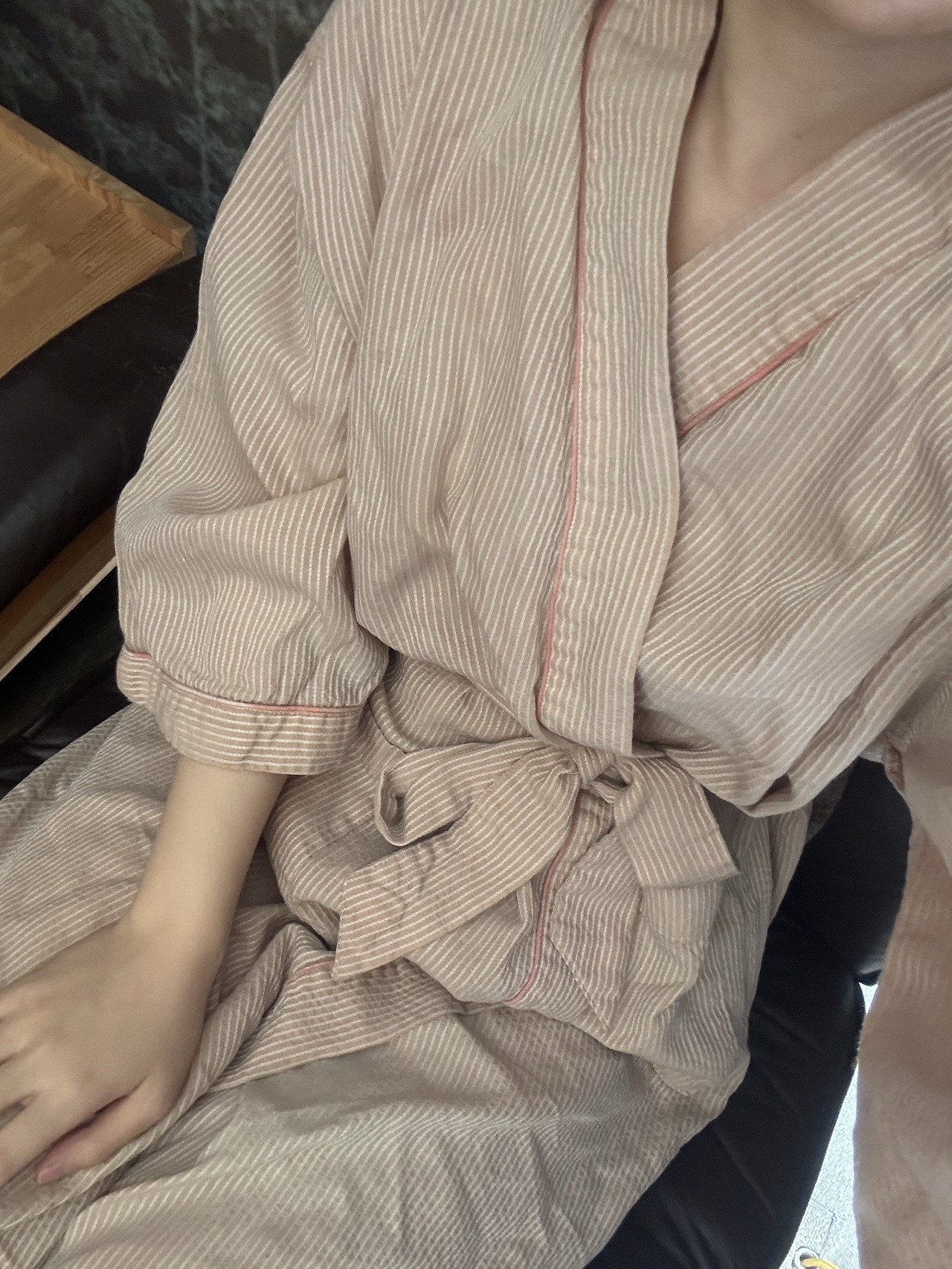 마사지복을 입고 앉아 있는 모습
