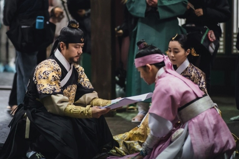 '조선구마사' 파문 후..YG엔터-SBS 시총 700억 증발 2 ywAAAAAAQABAAACAUwAOw==