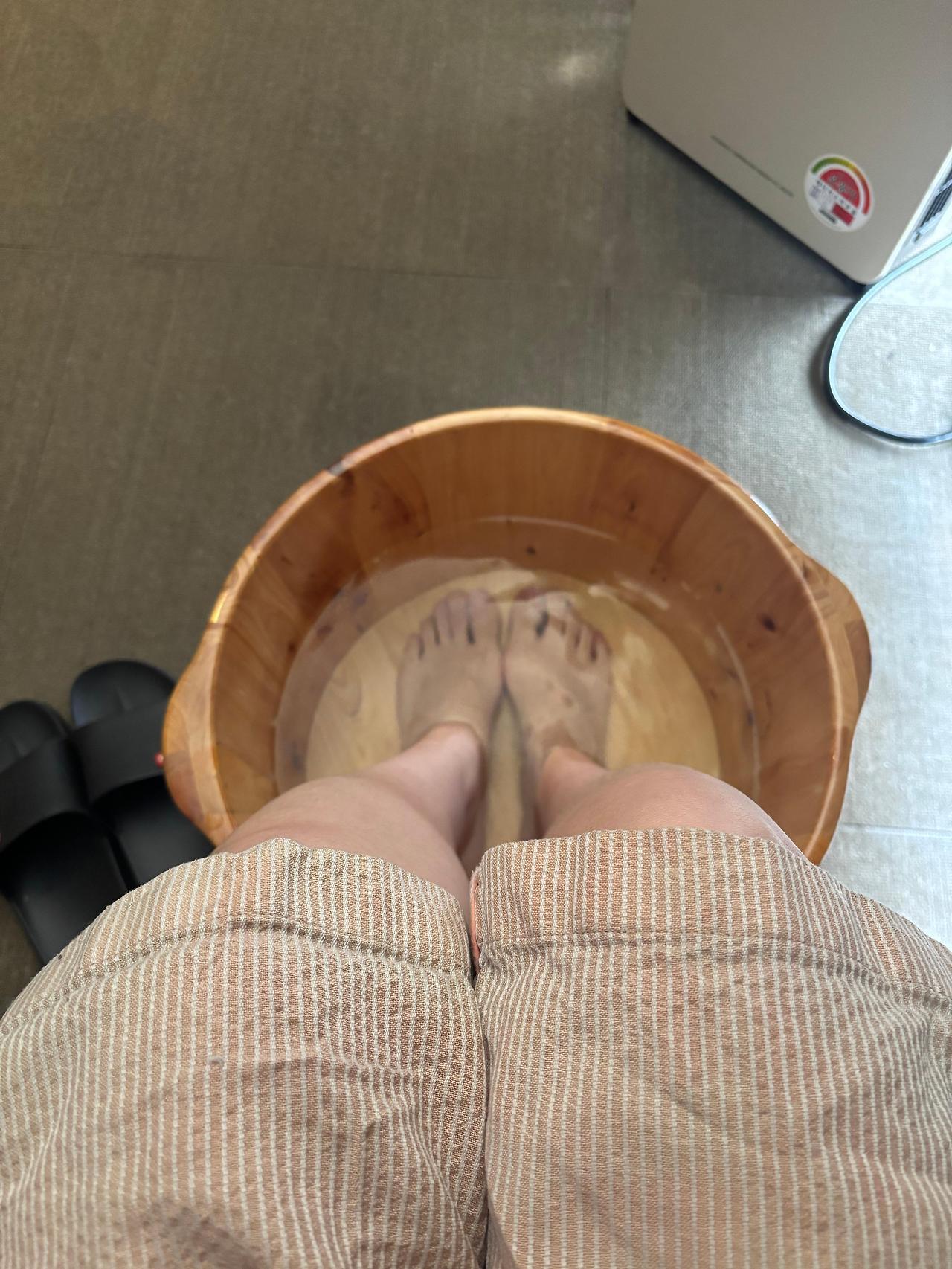 족욕 중 다리 사진