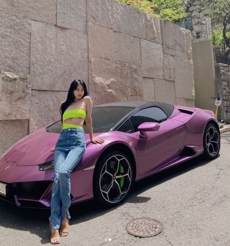 돈의 심리학/ 모건 하우절 - 당신은 왜 부자가 되지 못했는가 5 한예슬이 보라색 람보르기니 앞에서 차에 기대어 포즈를 취한 사진입니다