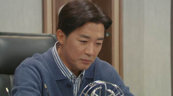 좋아하는 사람한테 문자 보낼 때 멘트를 책에서 찾는 남자...jpg