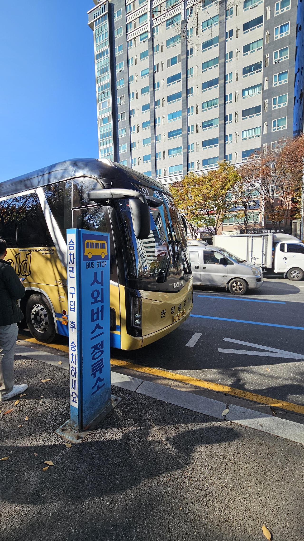 미리 이어폰을 챙기시면 미디어 시청