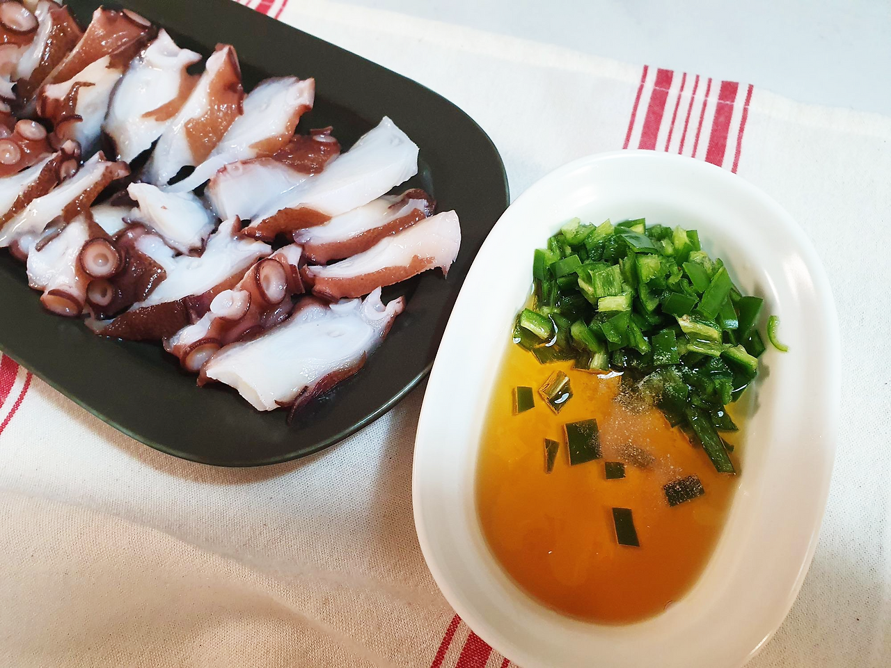 문어 맛있게 먹는 방법 2가지(삶은 문어 해동하는 방법) 10 문어기름장