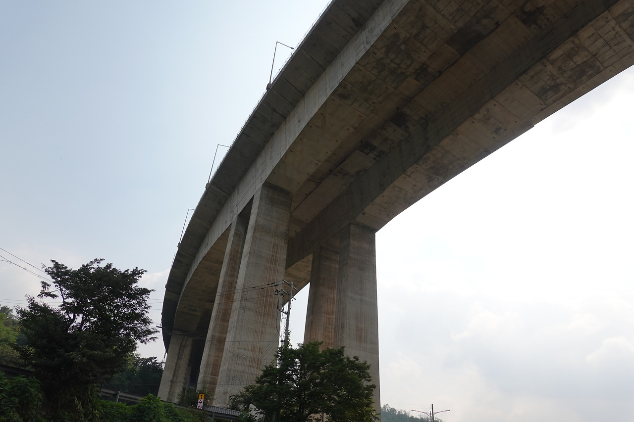 [20220826]안양천을 가로지르는 거대한 교각 외곽순환도로
