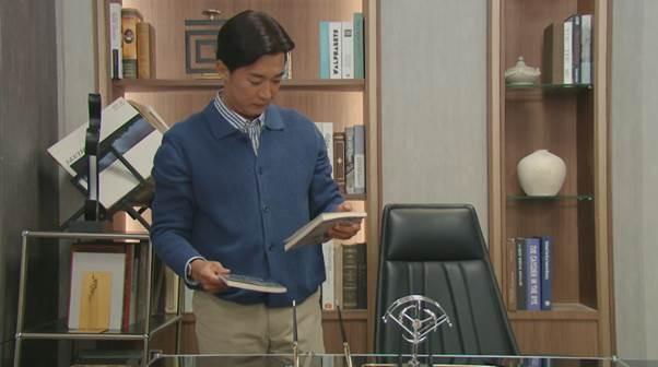 좋아하는 사람한테 문자 보낼 때 멘트를 책에서 찾는 남자...jpg