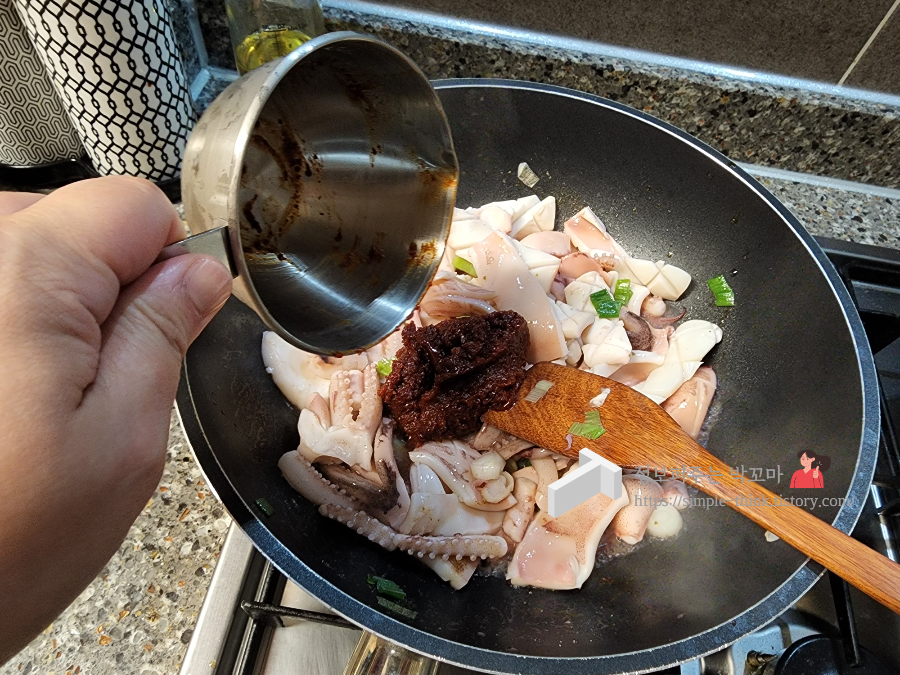 물 안 생기는 오징어볶음 맛있게 만드는 황금레시피 12 ywAAAAAAQABAAACAUwAOw==