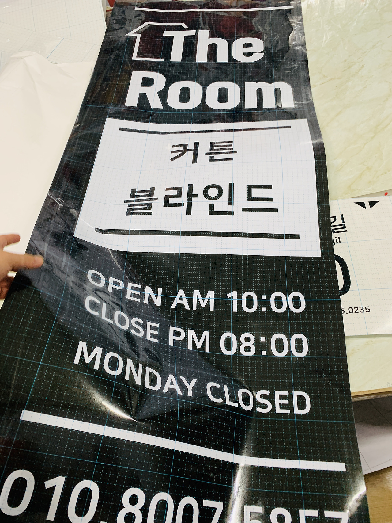 유리스티커 기업 돔보 시트컷팅 로고 글자 영업시간 문스티커 오픈클로즈 인포메이션스티커 로고스티커 흰색스티커