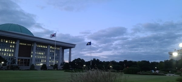재난지원금 오늘 담판.."전국민 25만원씩" vs "이대로가면 파산" 1 ywAAAAAAQABAAACAUwAOw==