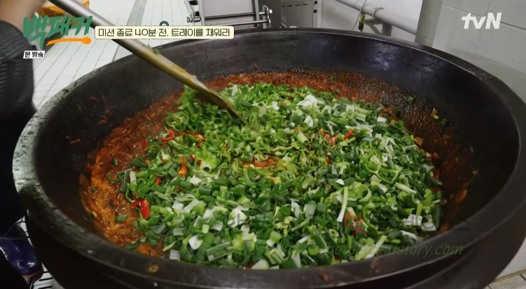 백패커 비빔짬뽕 레시피 만드는 법 - 돌아온 전설의 취사장교 : 300인분 비빔 짬뽕 42 ywAAAAAAQABAAACAUwAOw==