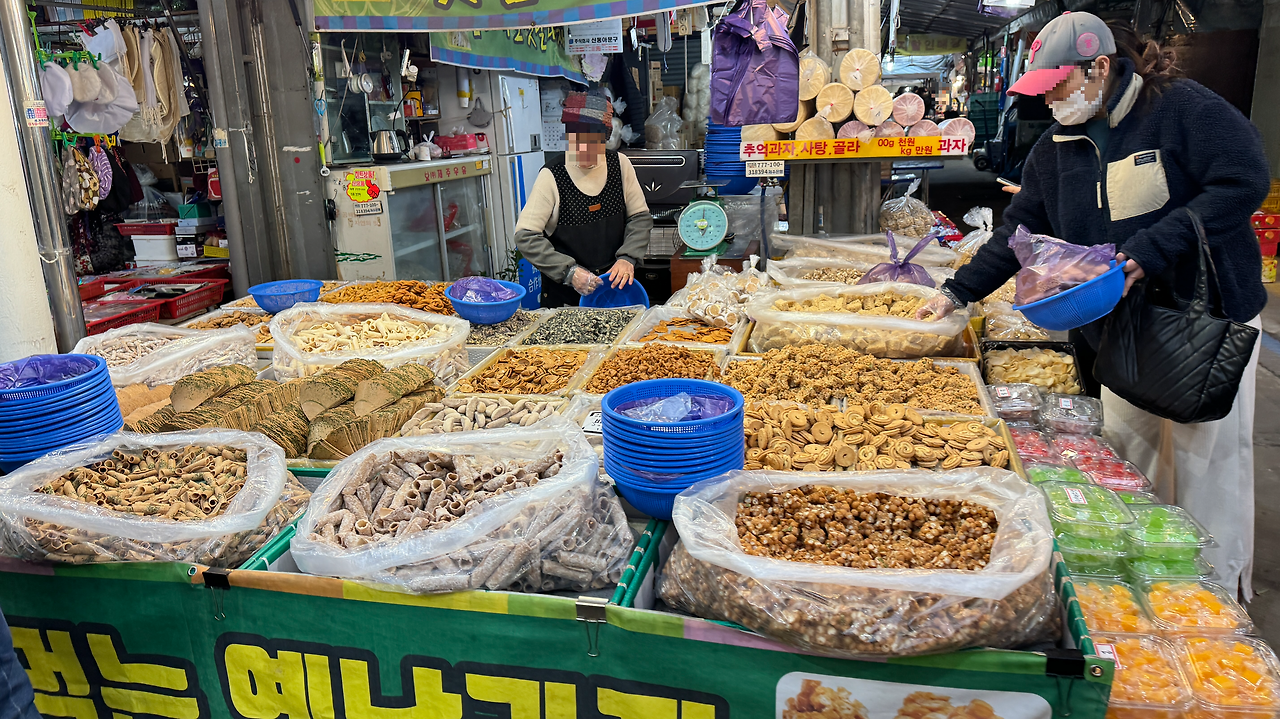 제주시 민속오일장에는 신선한 과일