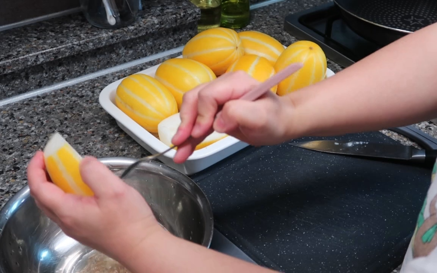 참외장아찌 만드는 방법 아삭아삭 식감이 좋은 여름 장아찌 황금레시피 19 참외장아찌-황금레시피-참외손질