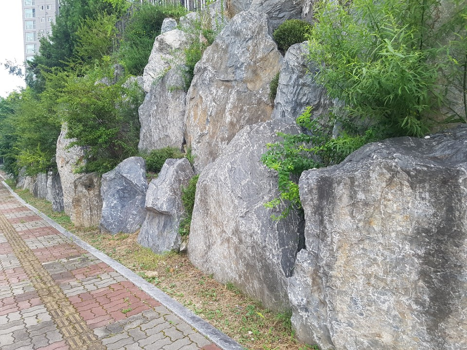 오늘은 조경석 종류 및 가공 방법에 대해 살펴 보았습니다 . 오늘도 포스팅이 도움이 되셨다면 공감 부탁드립니다 . 감사합니다