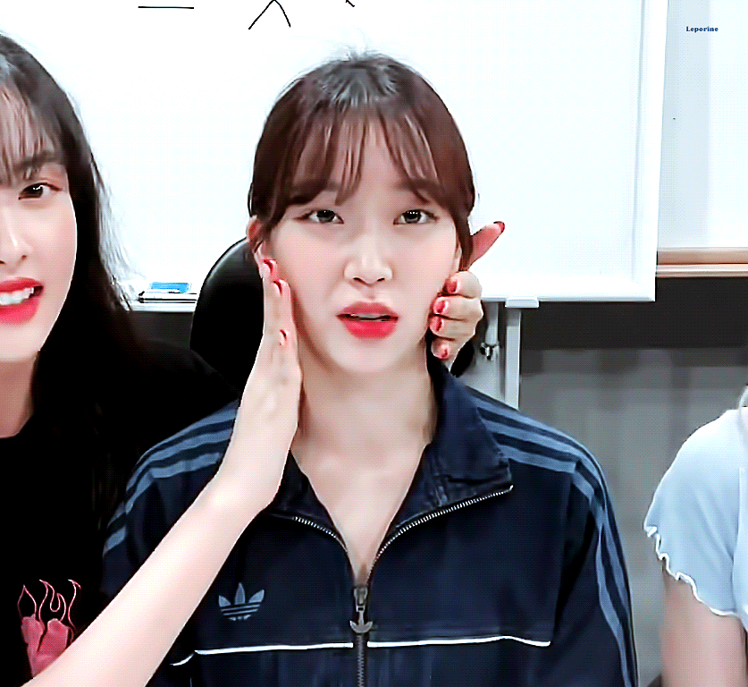 [잡담] 뒤에 팬덤명❤스테이씨 써놓고 브이앱 하는 거 기엽 | 인스티즈