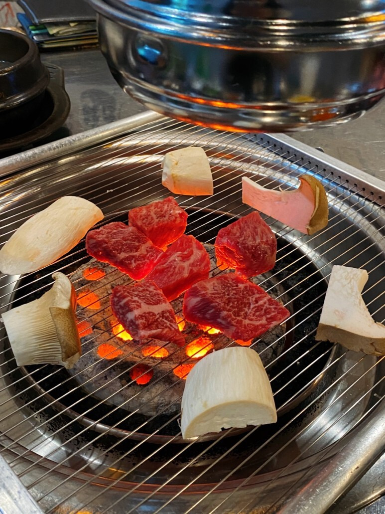 [잠실 맛집/방이동 먹자골목 맛집] 살살 녹는 소고기와 꼬들한 라면이 대박적,, &quot;깍뚝연탄구이 방이점&quot;