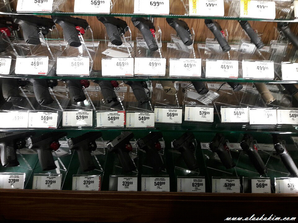 알래스카" 다양한 총들을 구경하다 "