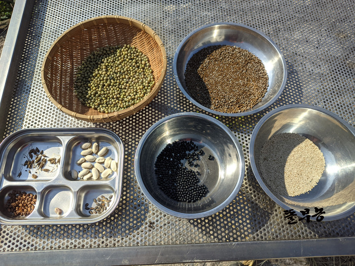 씨앗 받는 농부.