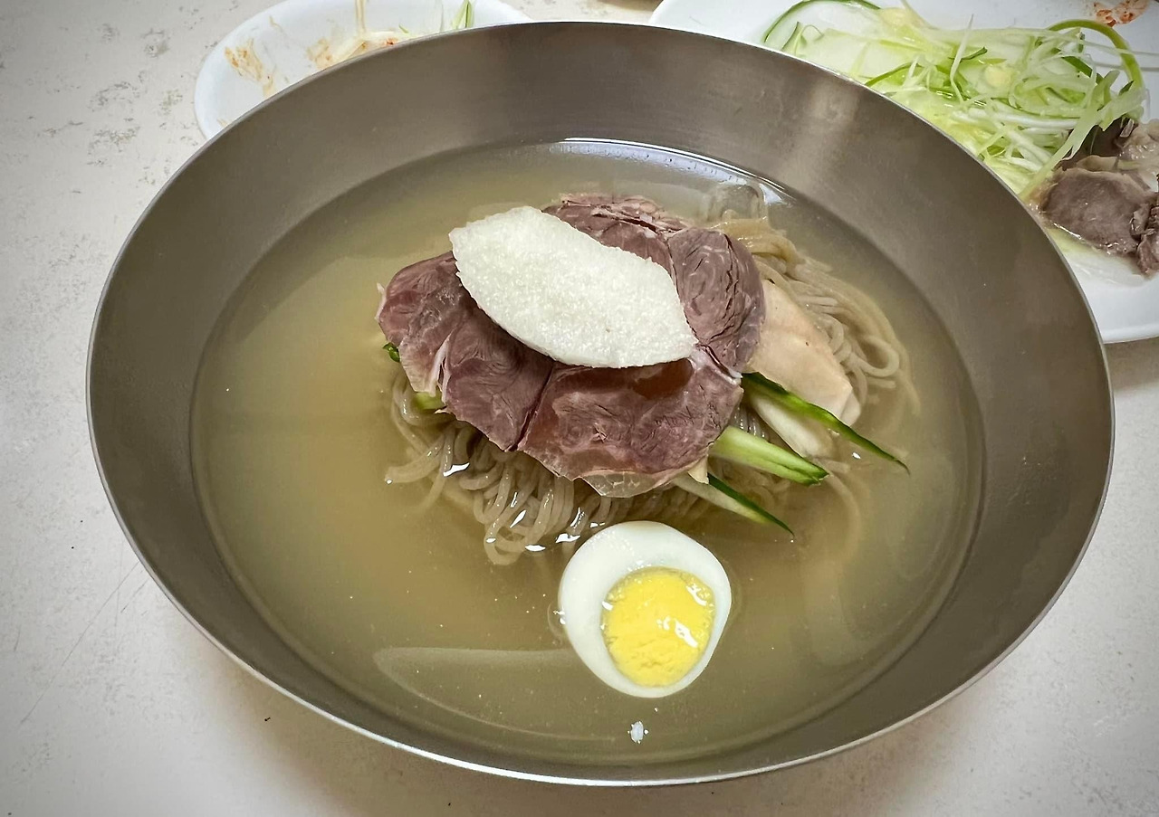 물냉은 기본, 비냉에 수육 싸먹으면...