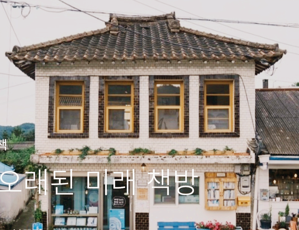 청년이 된 아들과 그림책 보기