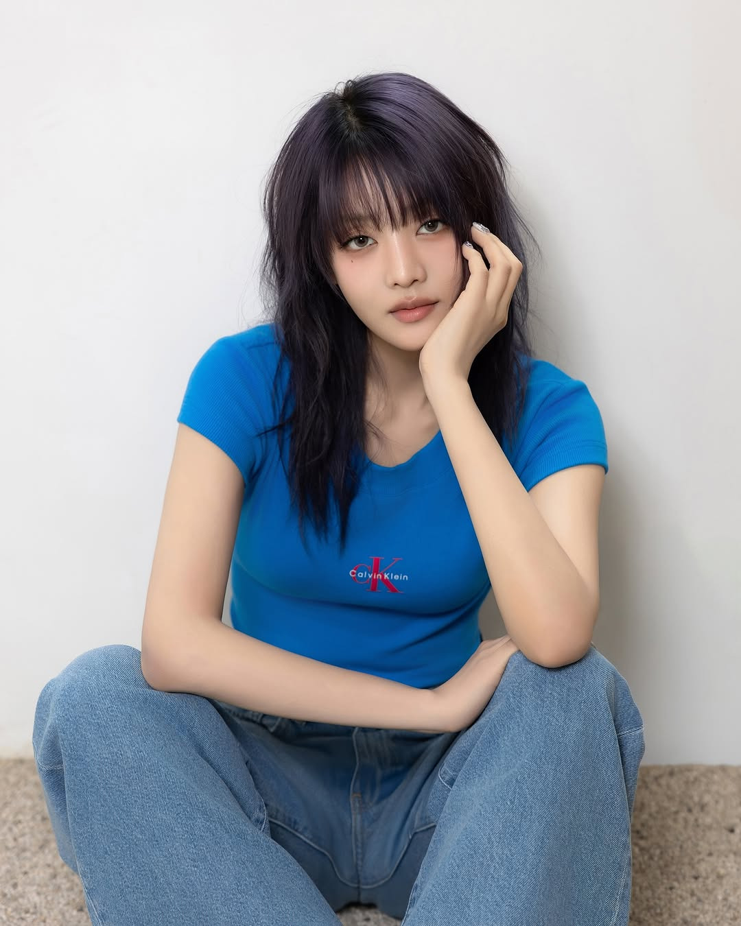 아이들 민니 캘빈클라인, 2025 여름 패션 트렌드!