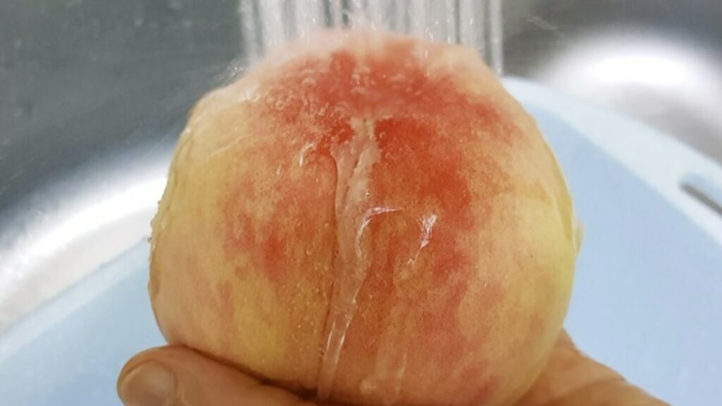 Non mangiate forzatamente le pesche insipide! Facciamole bollire in acqua e tutti rimarranno sorpresi dal sapore.