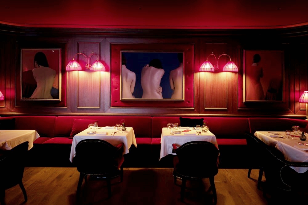 Dining room decked in artwork at L’Amant Secret ⓒL’Amant Secret
