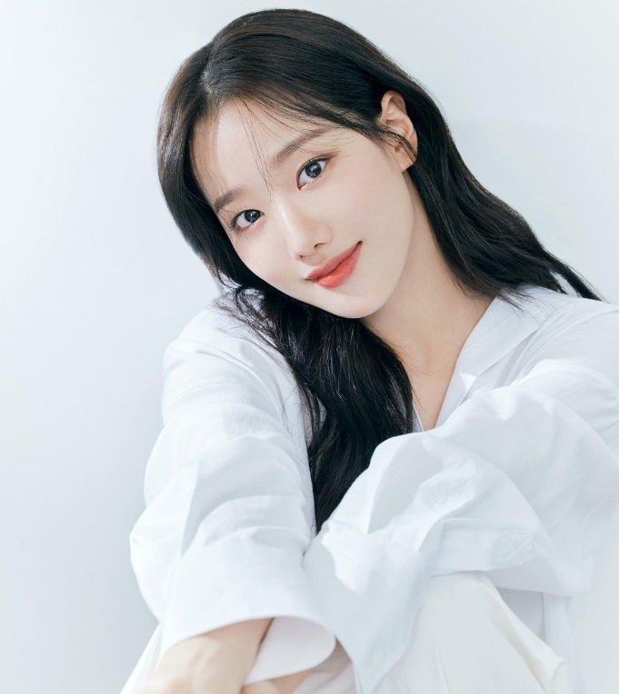 가수 이나은, 축구선수 이강인과의 열애설에 '지인 사이'로 부인! 2 ywAAAAAAQABAAACAUwAOw==