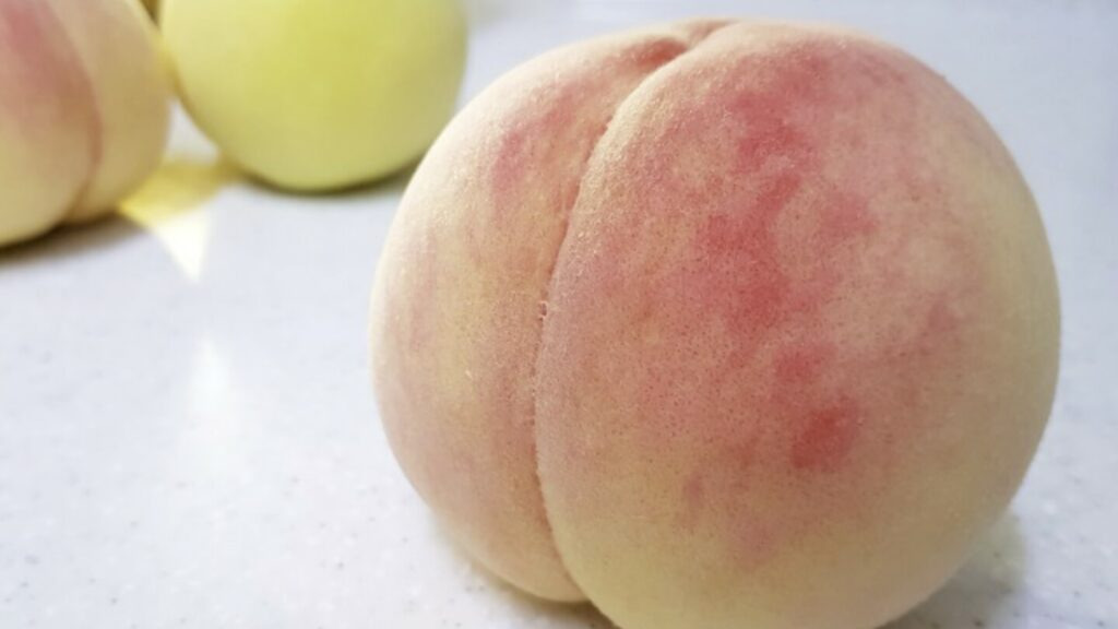 Non mangiate forzatamente le pesche insipide! Facciamole bollire in acqua e tutti rimarranno sorpresi dal sapore.