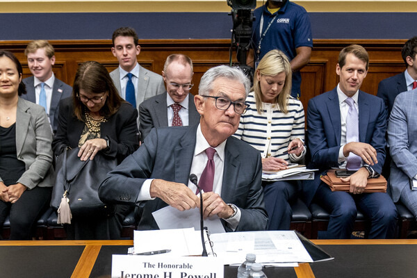 연준(the Fed), 완고한 인플레이션 속에서 두 번의 금리 인상 신호로 소비자 주도 경기 침체 우려 제기 2 연준(the Fed), 완고한 인플레이션 속에서 두 번의 금리 인상 신호