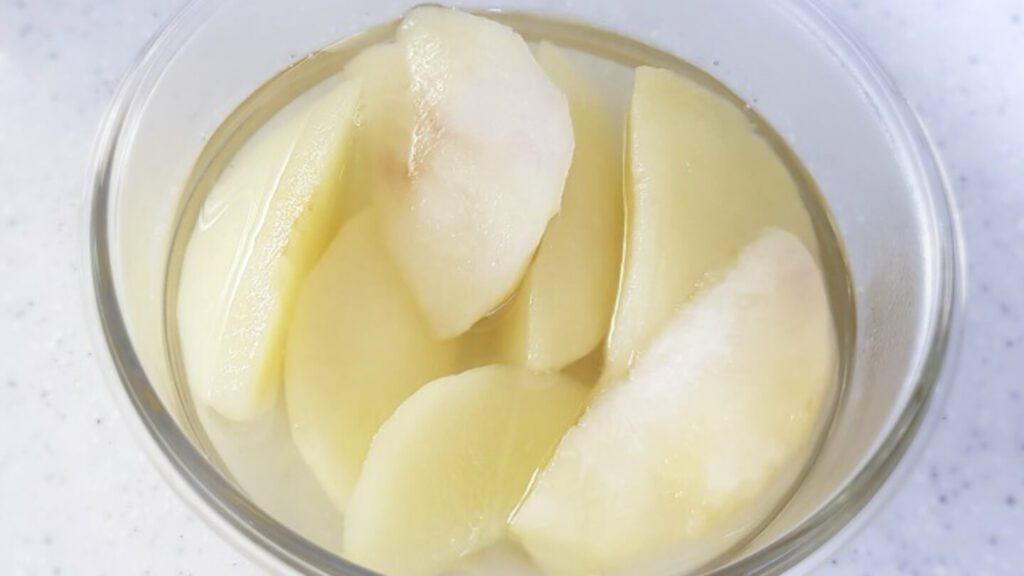 Non mangiate forzatamente le pesche insipide! Facciamole bollire in acqua e tutti rimarranno sorpresi dal sapore.