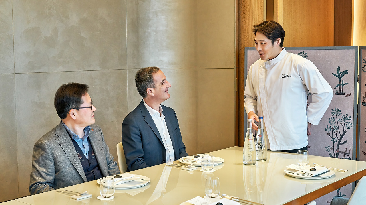 (From left to right) CEO of LOTTE Chilsung Beverage Yungie Park, General Manager - Evian® and Danone Waters Europe Antoine Portmann, Chef Kwangsik Jun of Bicena
