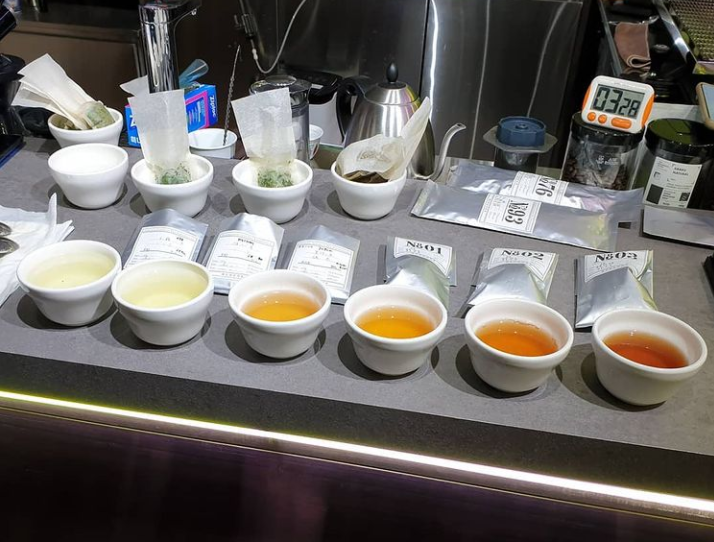 Chefs’ tea-tasting process at Mitou for menu development ⓒMitou