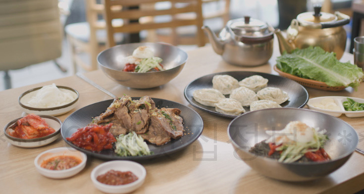 고두심이 좋아서 속초, 자연을 품다 촬영지 총정리 - 해천탕 보양식, 설악산 뷰 한옥 카페, 72년 전통 함흥냉면집, 500년 돌담길 6 ywAAAAAAQABAAACAUwAOw==